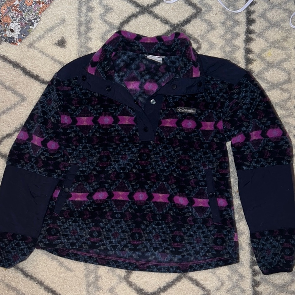 Pull over Columbia sweater. Semi cropped